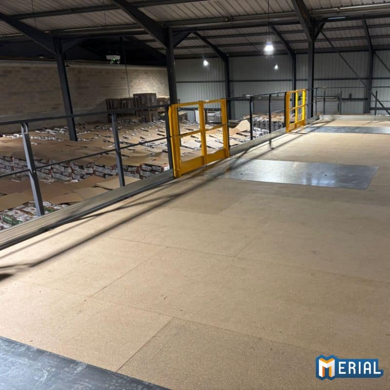 Plateau supérieur de la plateforme de stockage au Barp avec garde-corps et portillons de sécurité.